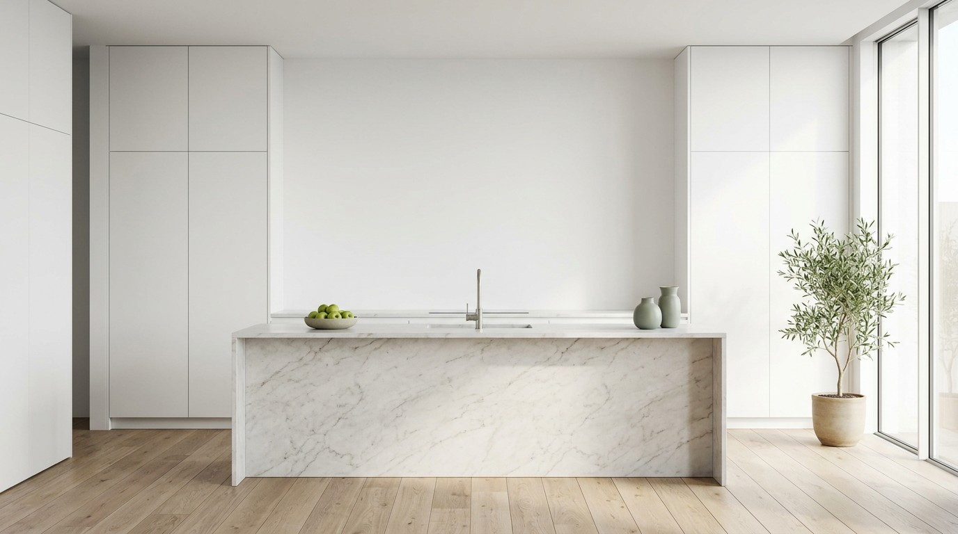 Interior elegante con cocina blanca, isla de mármol y detalles verdes.